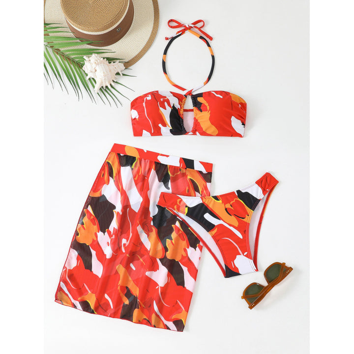 Damen Bandeau-Bikini mit passendem Wickelrock und modernen Farbakzenten Echo Archiv