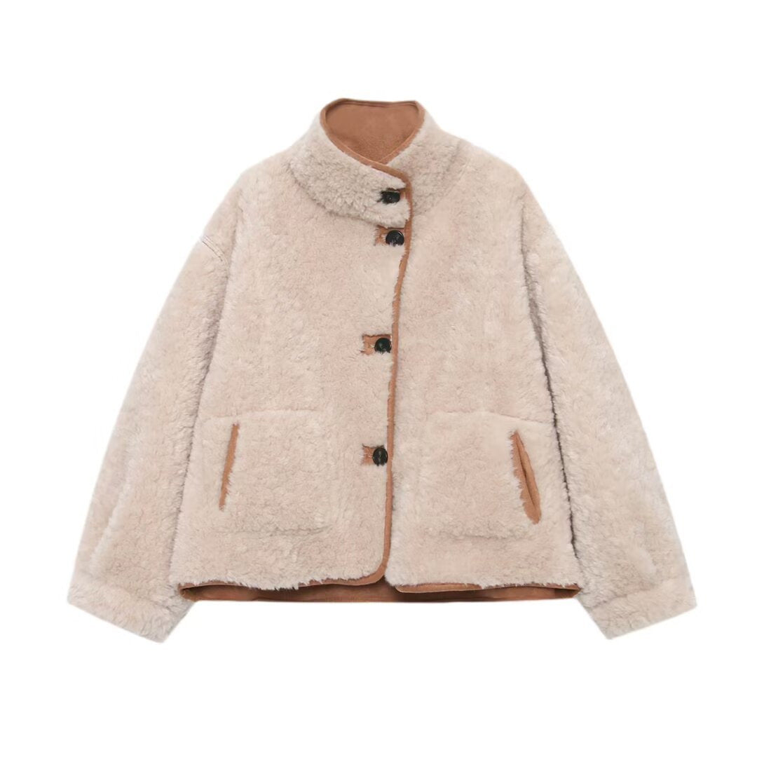 Damen kurze Lammfellimitatjacke mit Stehkragen, großer aufgesetzter Taschen und knöpfbarer Front – Célinea