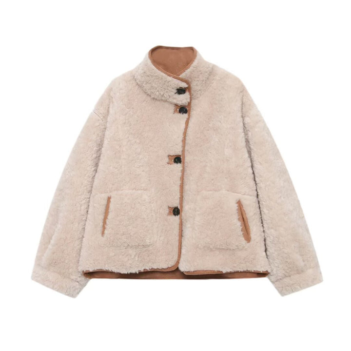 Damen kurze Lammfellimitatjacke mit Stehkragen, großer aufgesetzter Taschen und knöpfbarer Front – Célinea