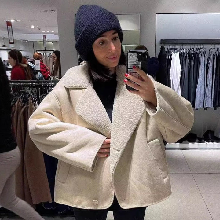 Damen Kurzjacke im Lammfell-Look mit Umlegekragen und seitlichen Eingrifftaschen Echo Archiv