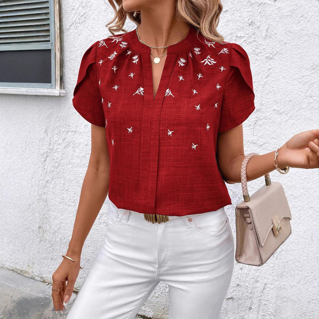 Damen Kurzbluse aus Leinenoptik mit Stehkragen, Zierfalte und floraler Stickerei – Élovi