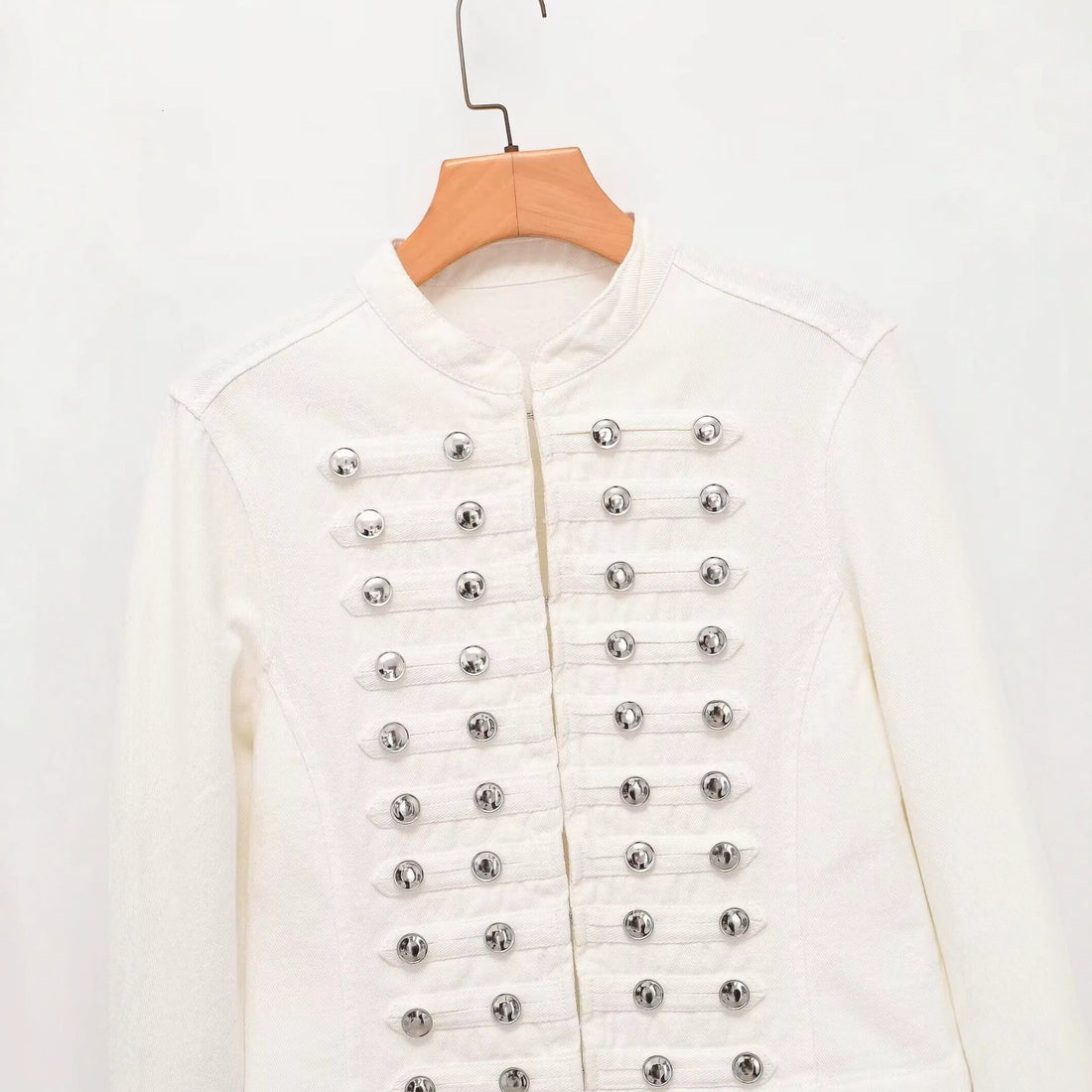 Damen Jeansjacke im Militärstil mit Stehkragen und dekorativen Zierknopfleisten Echoarchiv