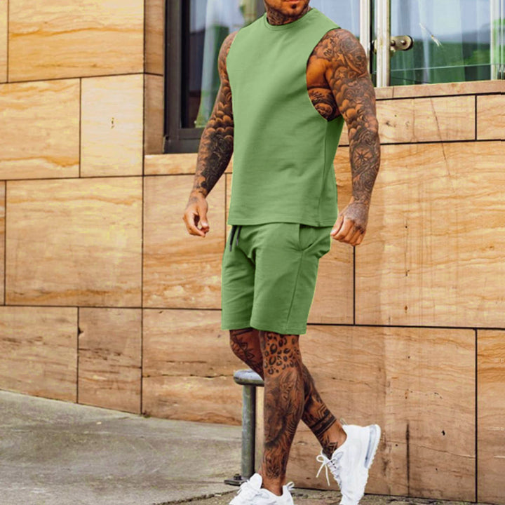 Herren sportliches Training Outfit mit ärmellosem Oberteil und Shorts Echoarchiv