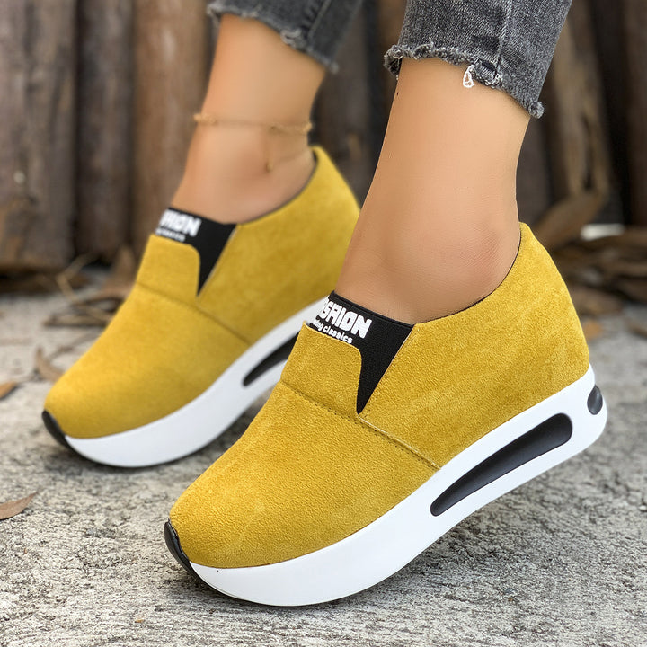 Damen Slip-On Wedge-Sneaker mit verstecktem Keil, Microvelours-Obermaterial und seitlicher Luftkammer Echo Archiv