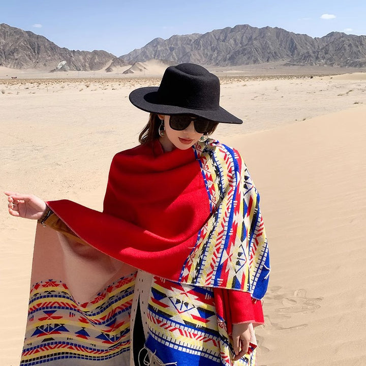 Damen Oversize-Wendepancho aus Wollmix mit Ethno-Jacquard und Fransensaum – Célinea