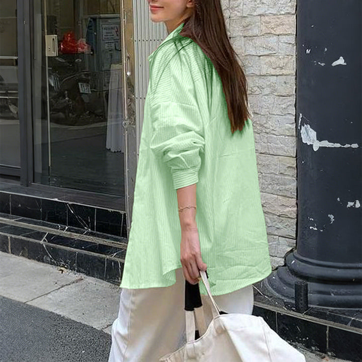 Damen oversized Hemd mit feiner Nadelstreifenstruktur, Kentkragen, abgerundetem Saum und geknöpften Manschetten – Élovi