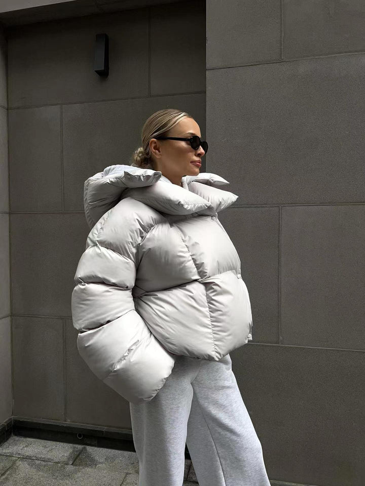 Damen oversized Daunenjacke mit hohem Kragen und voluminösen Ärmeln Echoarchiv