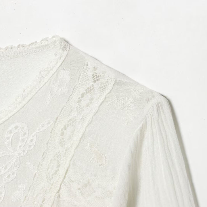 Damen Leichte Stickerei‑Bluse mit Spitzenkragen, Bindeband‑Taillierung und Knopfleiste Echo Archiv