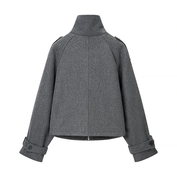 Damen kurze boxy Wollmixjacke mit hohem Stehkragen, Schulterpatten und verstellbaren Schnallenmanschetten – Célinea