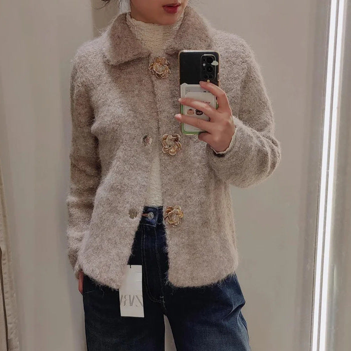 Damen nan kurz geschnittene Bouclé-Jacke mit dekorativen Blumenknöpfen und rundem Umlegekragen Echo Archiv
