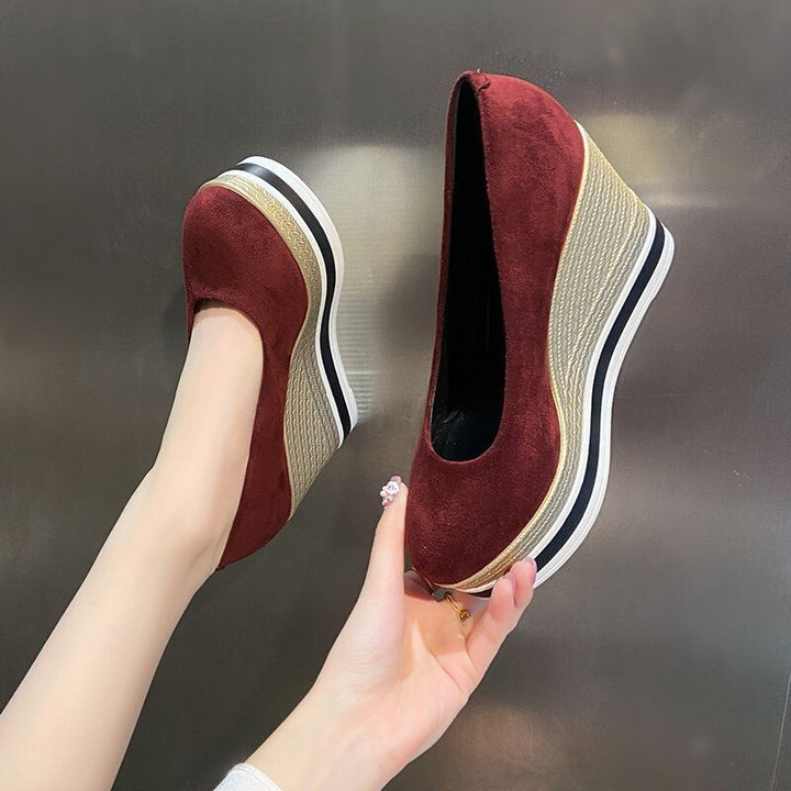 Damen Plateau-Keilpumps mit Bastkeil und Lack-Kroko-Optik Echo Archiv