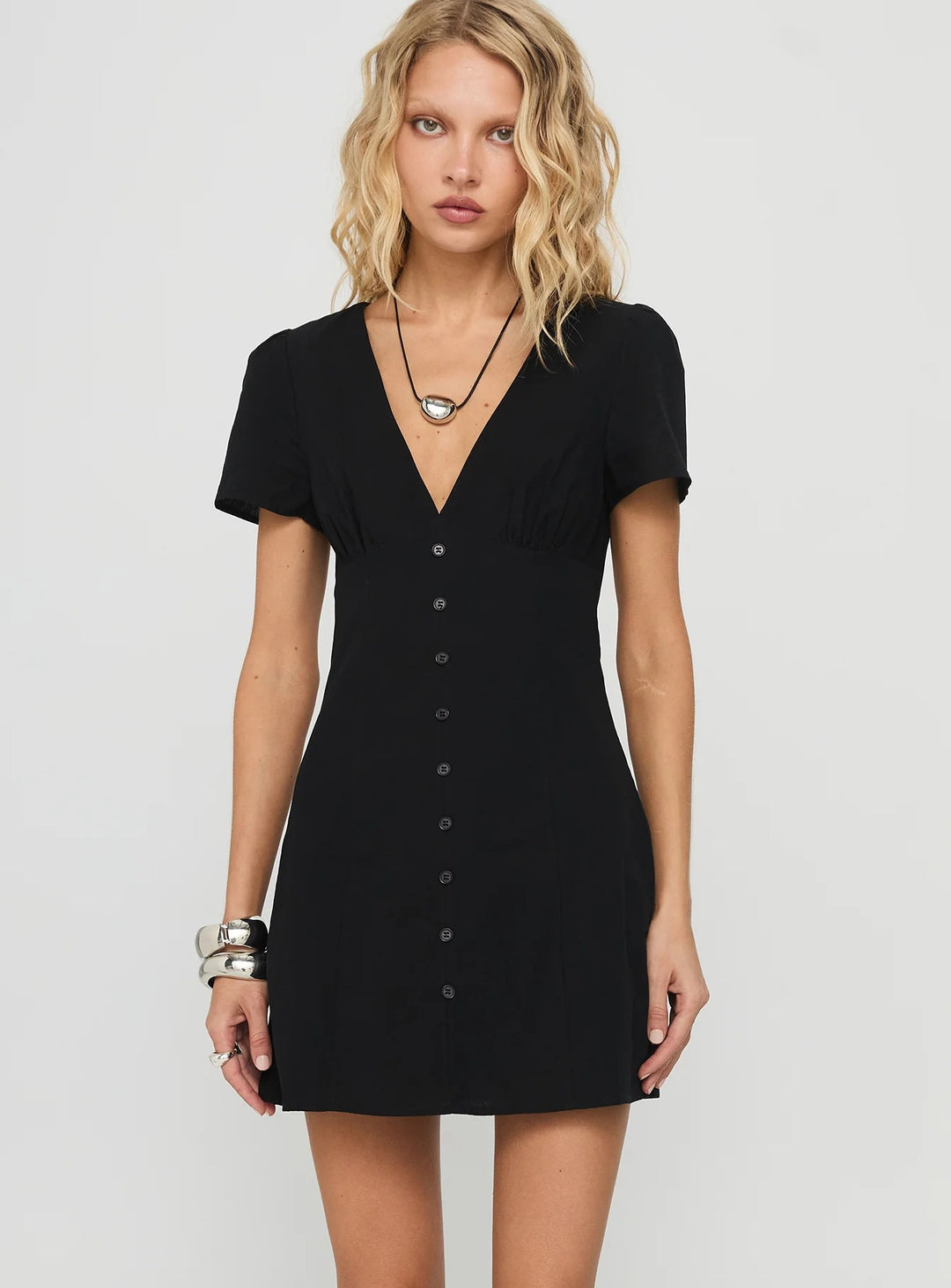 Damen Kurzärmeliges Kleid mit V-Ausschnitt und Knopfleiste Echo Archiv