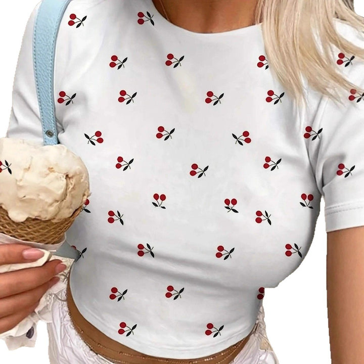 Damen Crop-T-Shirt mit frischem Kirschmotiv und figurbetontem Schnitt Echo Archiv