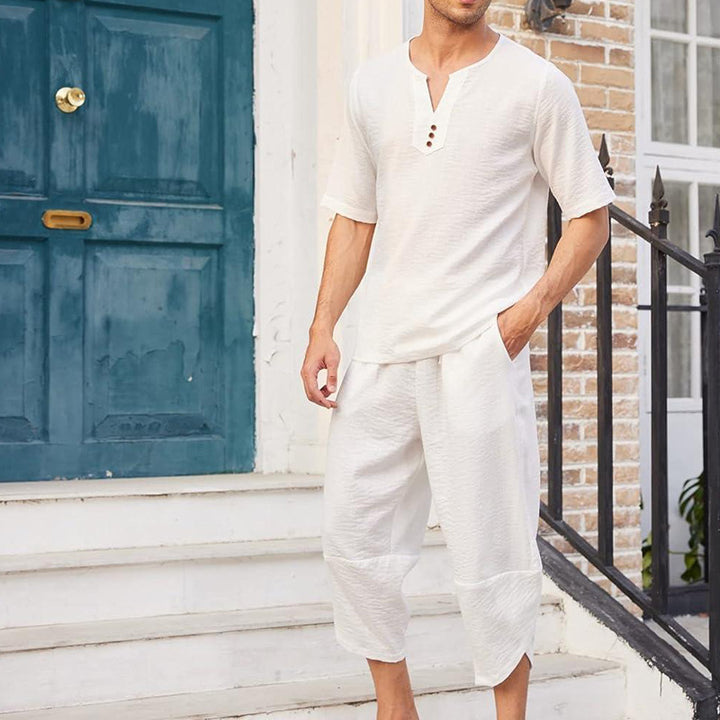 Herren lässiges Leinen-Outfit mit Kurzarmoberteil und lockeren Hosen Echoarchiv