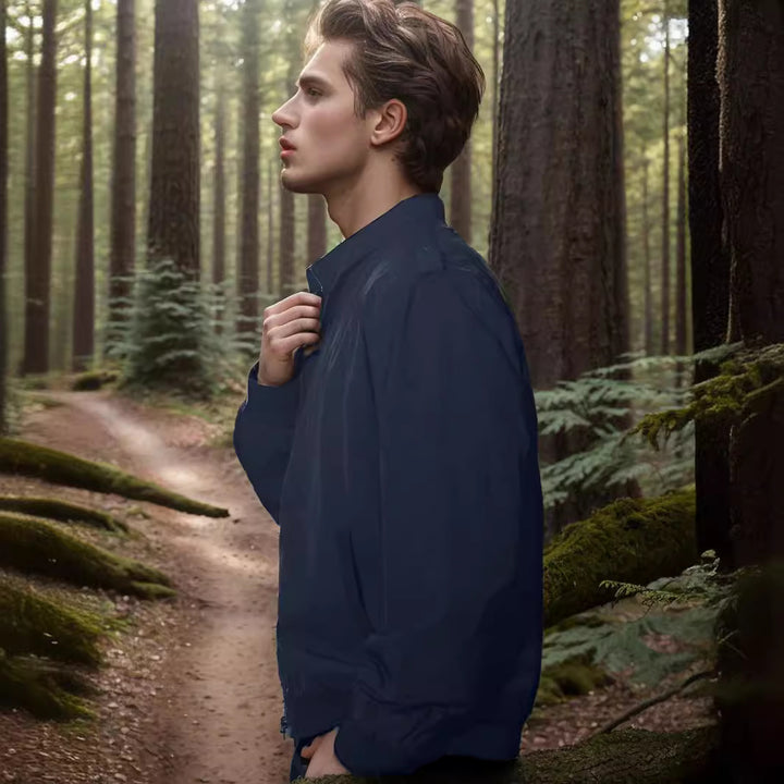 Herren leichte Übergangsjacke mit hochgeschlossenem Kragen und seitlichen Taschen Echoarchiv