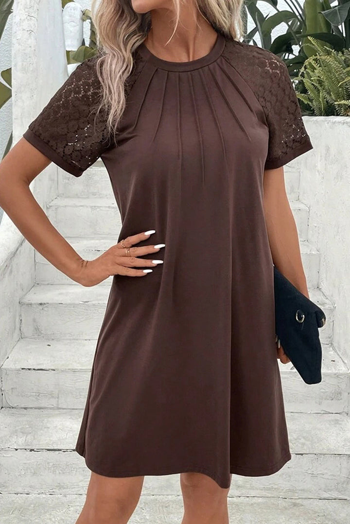 Damen Kurzärmeliges Freizeitkleid mit Faltenoberteil und Spitzeneinsätzen Echo Archiv