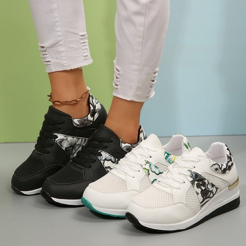 Damen Keil-Sneaker mit floraler Stickerei, Mesh-Einsätzen und Metallapplikation – Névara