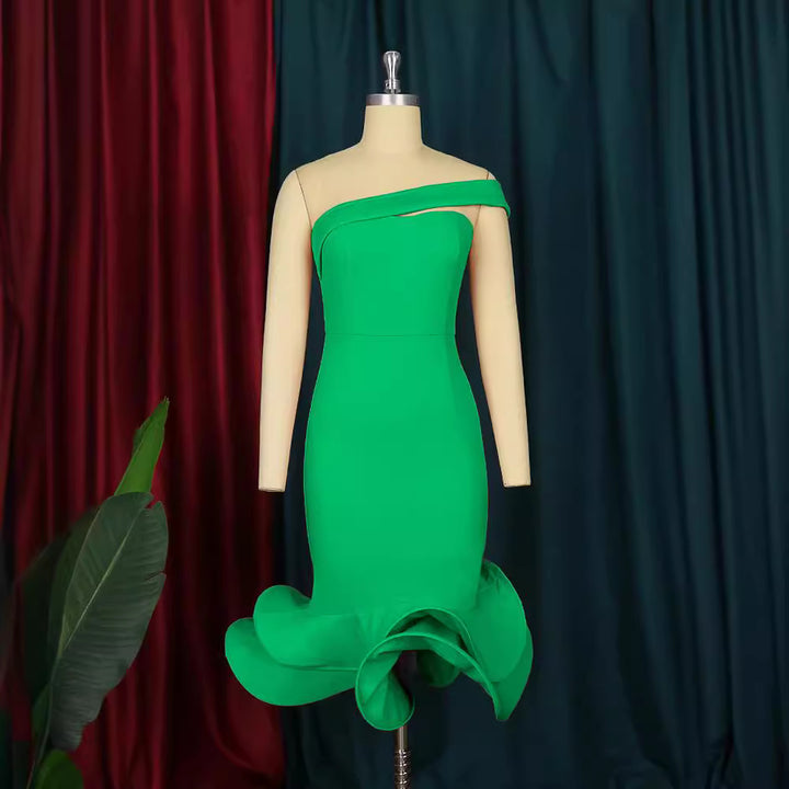 Damen elegantes Cocktailkleid mit asymmetrischem Ausschnitt und voluminösem Saum Echo Archiv