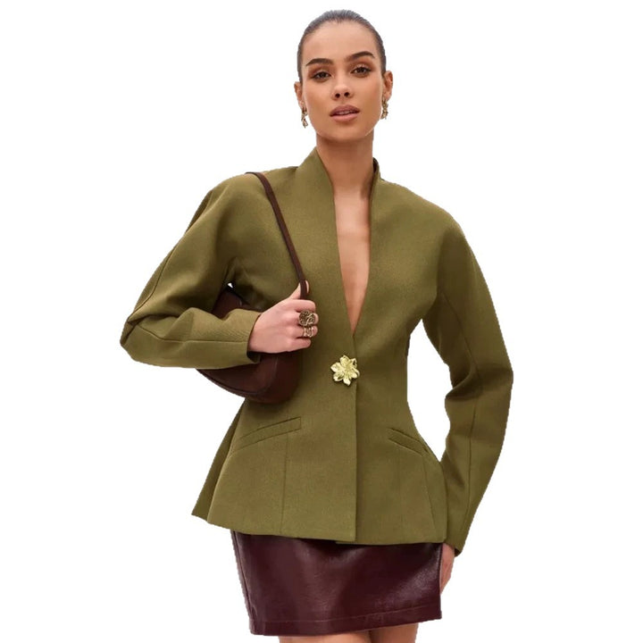 Damen Skulptural taillierte Jacke mit Schößchen, Stehkragen und Schmuckbrosche Echoarchiv