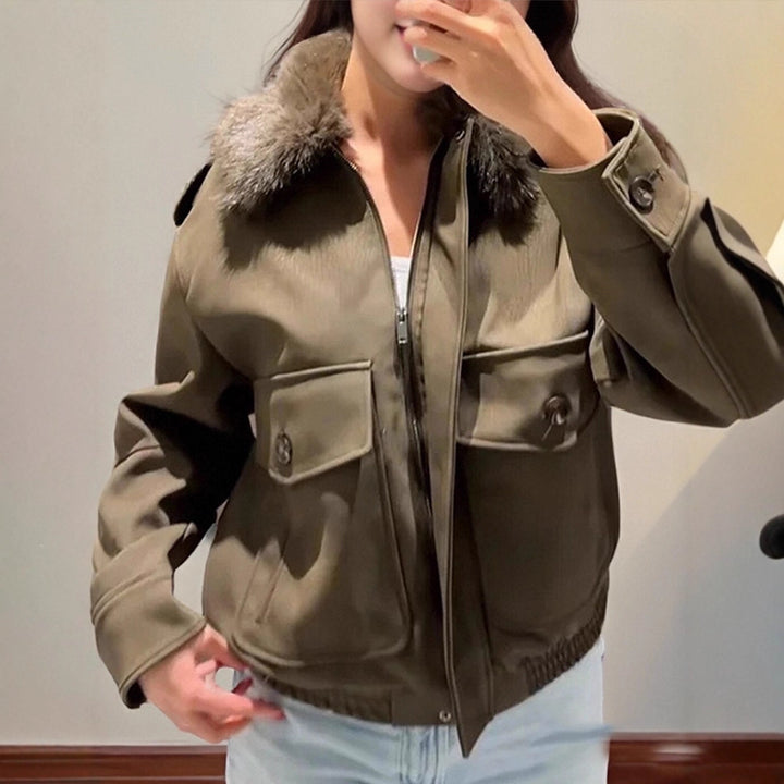 Damen Pilotjacke aus Veloursimitat mit abnehmbarem Webpelzkragen und aufgesetzten Pattentaschen Echoarchiv