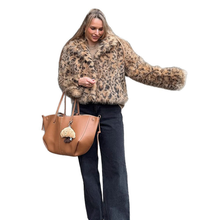 Damen Kurze Kunstpelzjacke im Leo-Muster mit kastiger Silhouette und weitem Kragen Echoarchiv