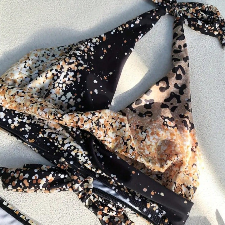Damen Hochtailliertes Bikiniset mit verspieltem Knoten und schimmernden Akzenten Echo Archiv