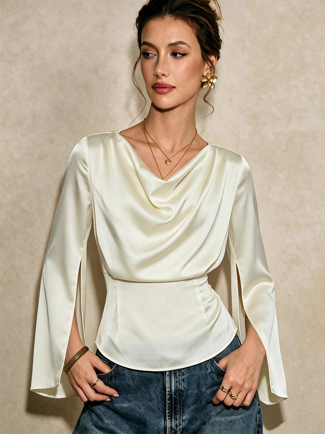 Damen elegante Satinbluse mit Wasserfallausschnitt, taillierter Silhouette und langen Ärmelschlitzen – Élovi