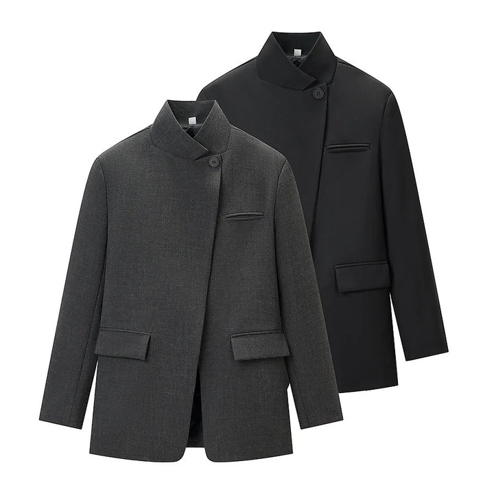 Herren kurzer Mantel mit Stehkragen asymmetrischer Knopfleiste und Pattentaschen – Montevé