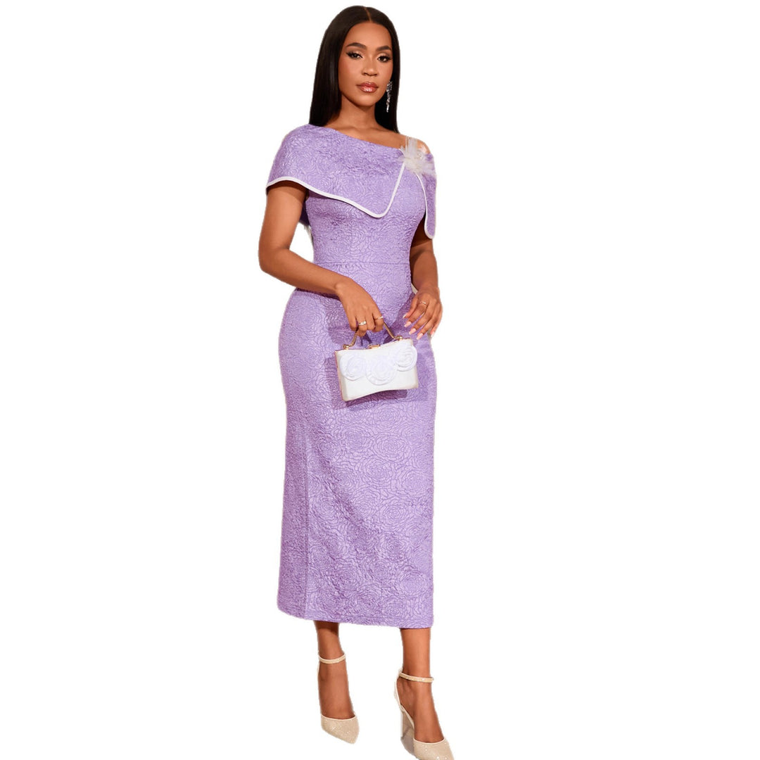 Damen elegantes Maxikleid mit asymmetrischem Rüschendesign und floralem Akzent Echo Archiv