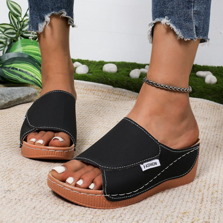 Damen Offene Zehen-Pantoletten mit Soft‑Suede‑Obermaterial, verstellbarem Klettverschluss und dämpfender Keilsohle – Lioré