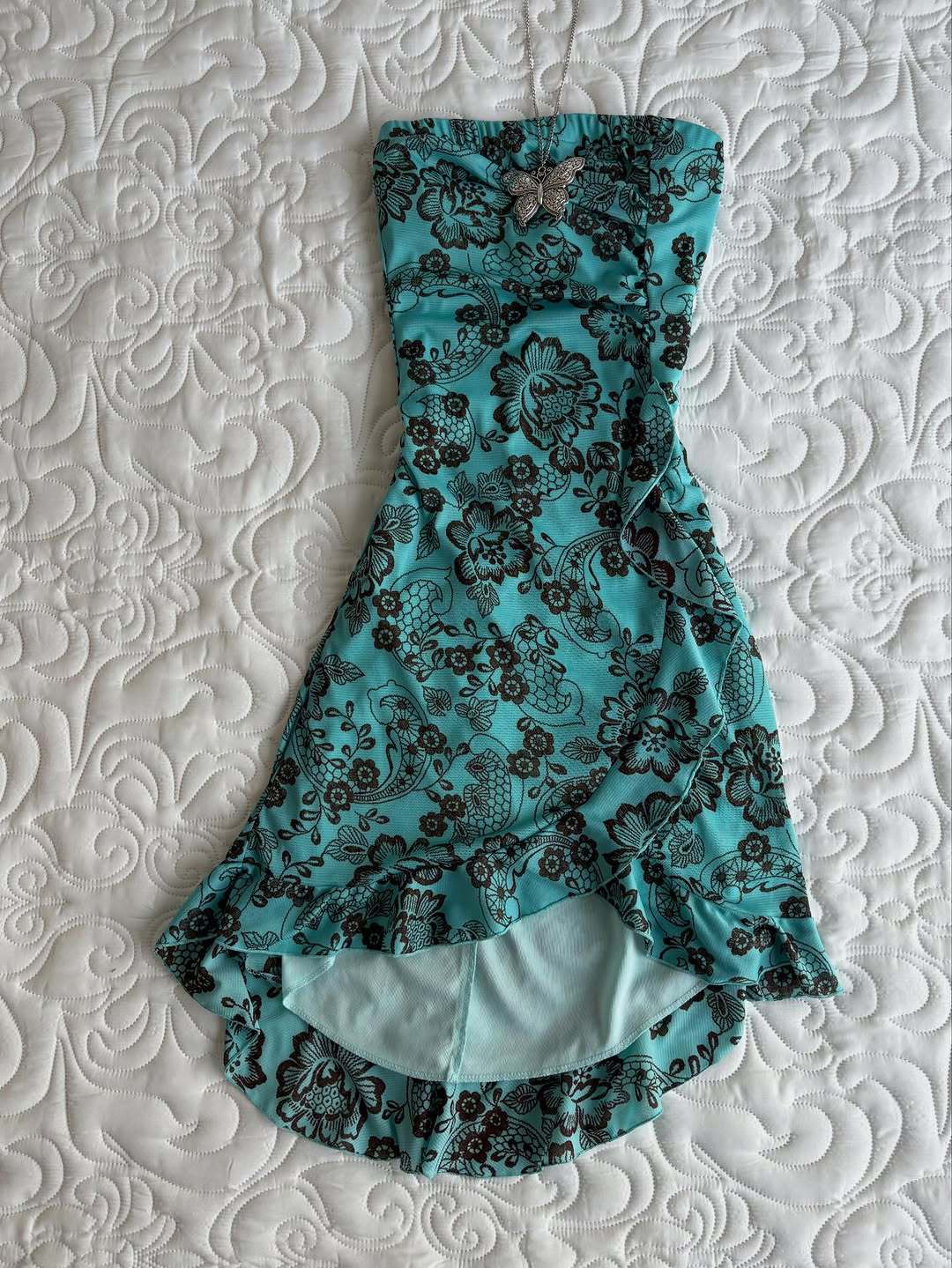 Damen Elegantes bodenlanges Kleid mit floralen Mustern Echo Archiv