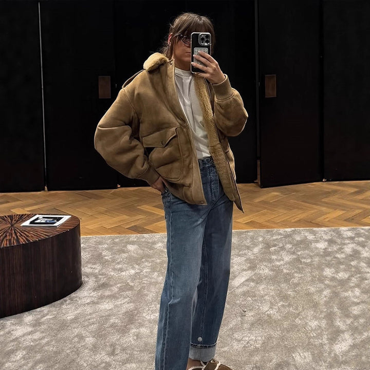 Damen Pilotjacke aus Veloursimitat mit abnehmbarem Webpelzkragen und aufgesetzten Pattentaschen Echoarchiv