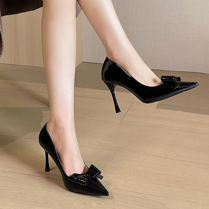 Damen Spitz zulaufende Lack‑Pumps mit geschwungener Zehenkappe und dekorativer Schleife – Lioré
