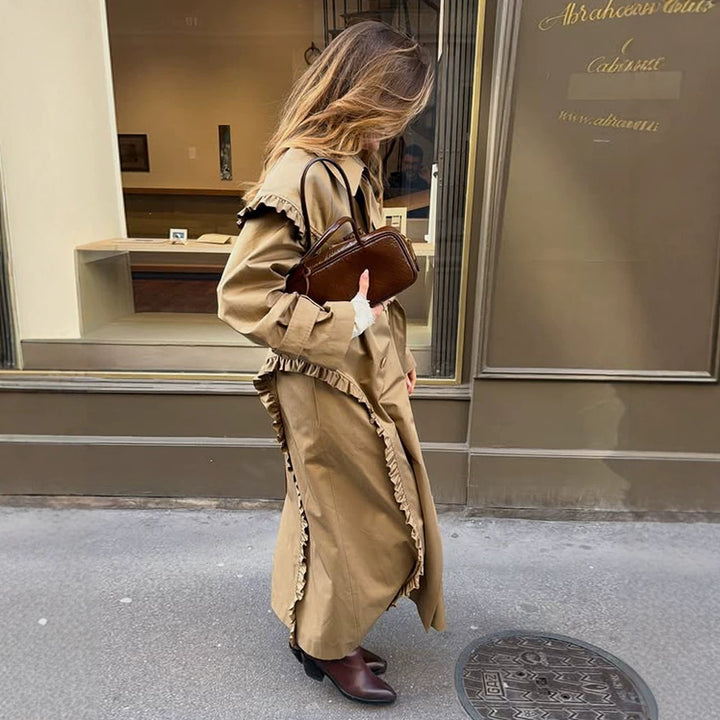 Damen maxilanger Trenchcoat mit Volant‑Schultercape und verstellbaren Manschetten Echoarchiv