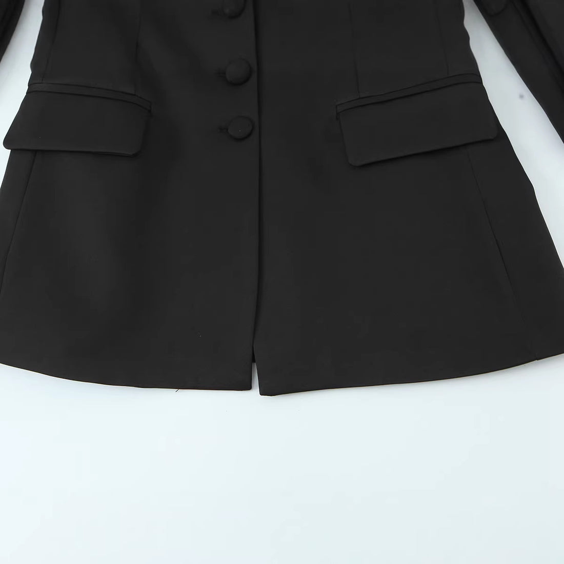 Damen Taillierter Blazer mit bezogenen Knöpfen und Pattentaschen Echo Archiv