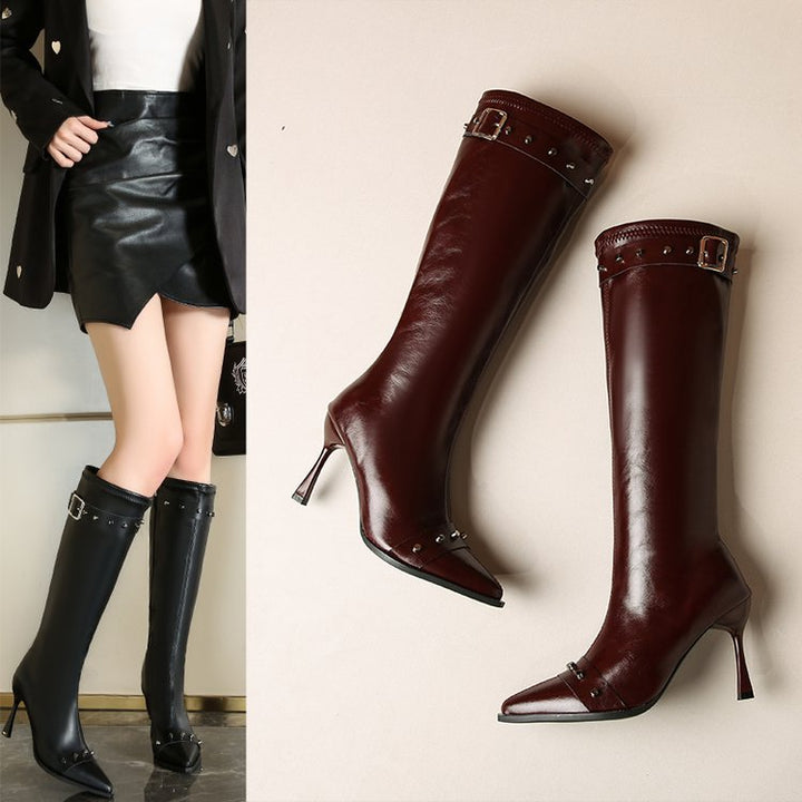 Damen Kniehohe Stiefel mit spitzer Zehenpartie, skulpturellem Stilettoabsatz und Zierriemen – Lioré