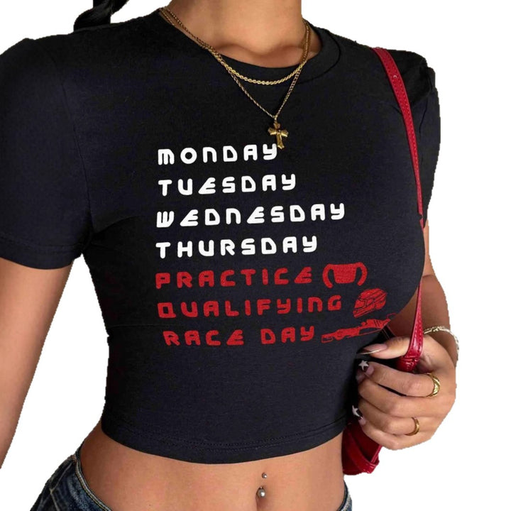 Damen Crop-T-Shirt mit stylischem Rennsport-Motiv und charmantem Schriftzug Echo Archiv