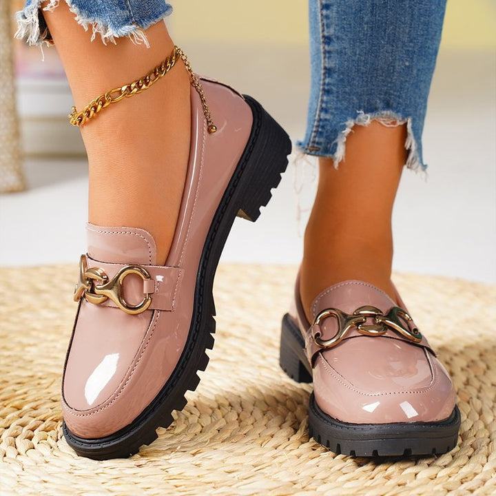 Damen nan lackierte Loafer mit profilierter Traktorsohle und goldener Zierkette Echo Archiv