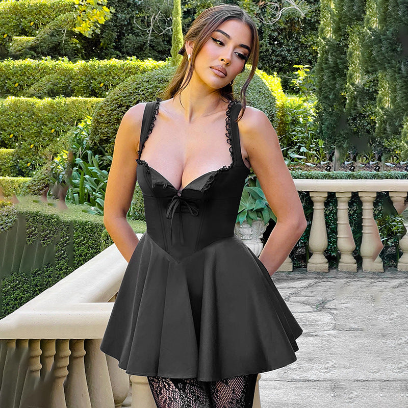Damen verspieltes Minikleid mit tiefem Ausschnitt und Rüschendetails Echo Archiv