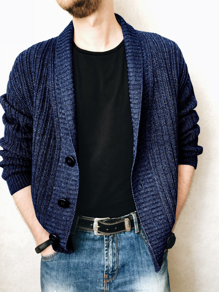 Herren Strickjacke mit breitem Schalkragen und eleganten Knopfdetails Echoarchiv