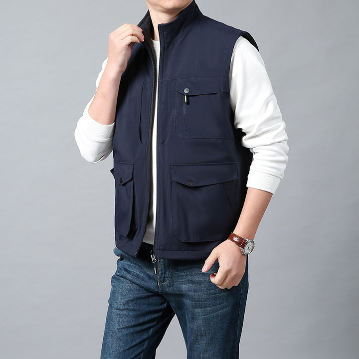 Herren Funktionsweste im urbanen Utility‑Stil mit Organizer‑Taschen und Stehkragen Echo Archiv
