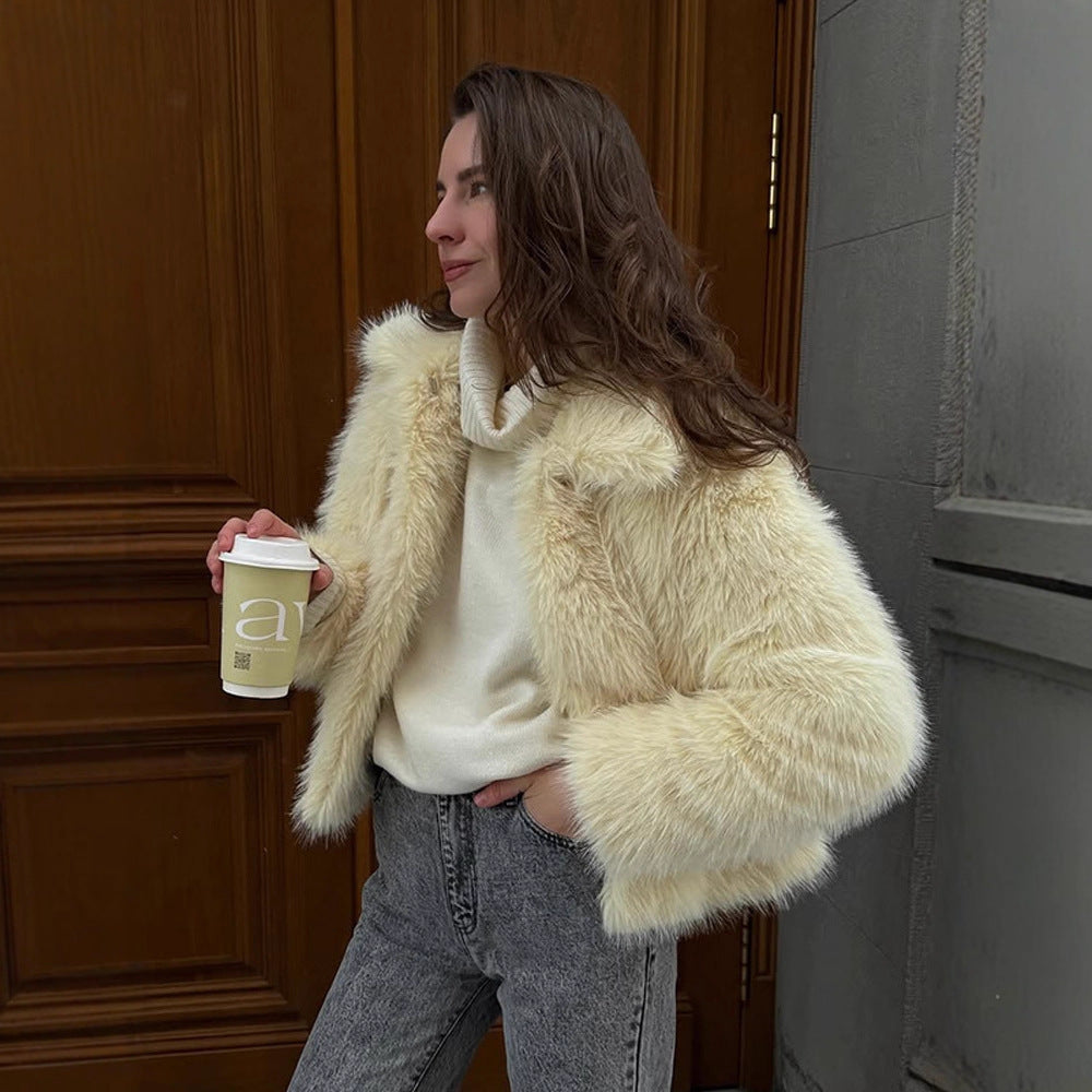 Damen Kurzblouson aus langfaserigem Kunstpelz mit kastiger Silhouette und Schalkragen Echoarchiv