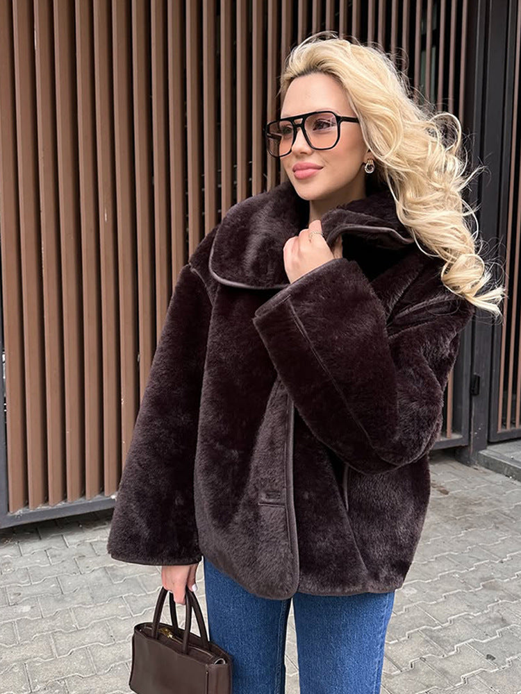 Damen Boxy-Fauxfur-Jacke mit voluminösem Schalkragen und kastiger Silhouette Echoarchiv