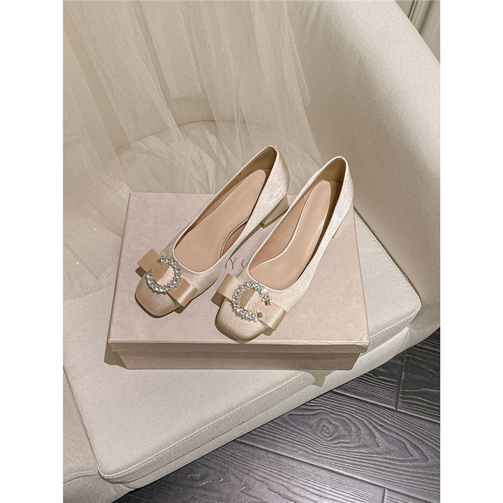 Damen Satin‑Ballerinas mit mittlerem Blockabsatz, gepolstertem Komfortfußbett und funkelnder Schleifenbrosche – Lioré