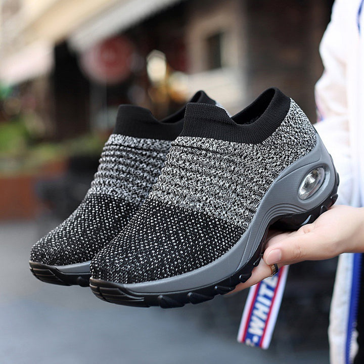 Damen Slip-On Strick-Sneaker mit sockenähnlichem Schaft und Luftkissen-Plateausohle – Névara