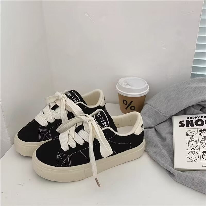 Damen Sportliche Sneakers aus hochwertigem Wildleder mit bequemen Schnürdetails Echo Archiv