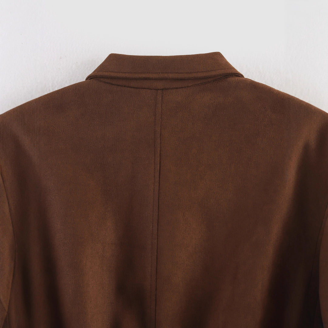 Damen Cropped Bomberjacke in Veloursoptik mit Hemdkragen, Ärmel-Tasche und tailliertem Rippbund Echoarchiv
