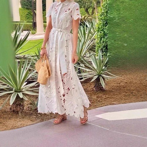 Damen nan langes Spitzenkleid mit Hemdblusenkragen, floraler ausgeschnittener Spitze und Bindegürtel Echo Archiv