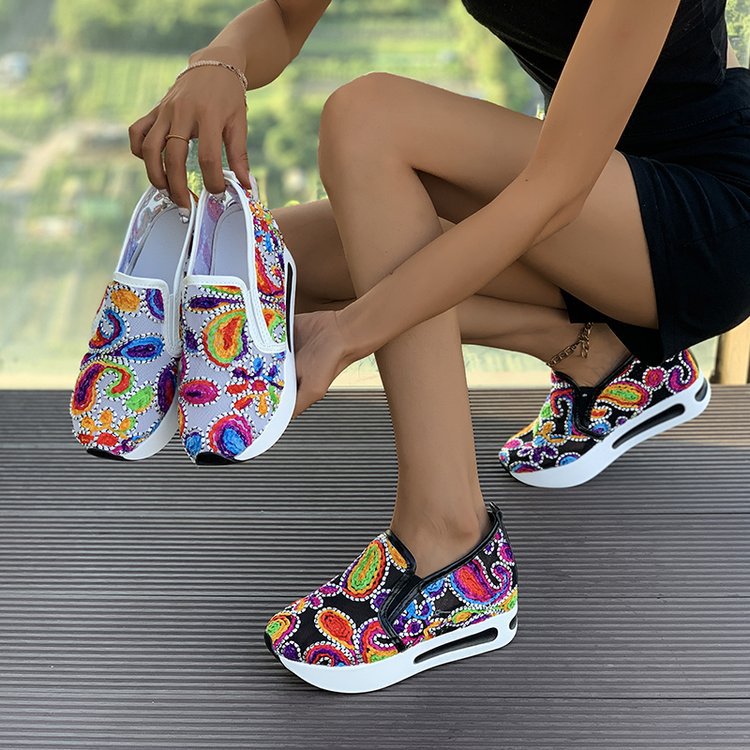 Damen Slip-On Keil-Sneaker mit besticktem Canvas-Obermaterial und luftgepolsterter Plateau-Sohle Echo Archiv