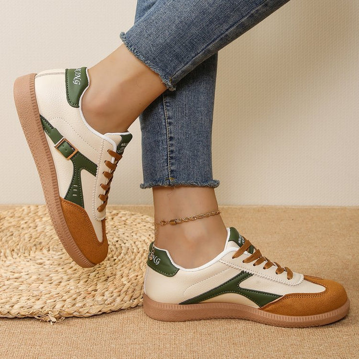 Damen Retro-Plateau-Sneaker mit Wildlederapplikationen und dekorativer Schnallenlasche – Névara